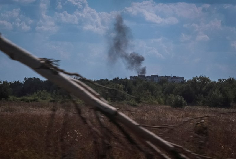 13일 (현지시간) 우크라이나 자포리자 오리히우에서 러시아 군의 미사일 포격을 받은 아파트서 연기가 솟아 오르고 있다. 2023.9.15 ⓒ 로이터=뉴스1 ⓒ News1 우동명 기자