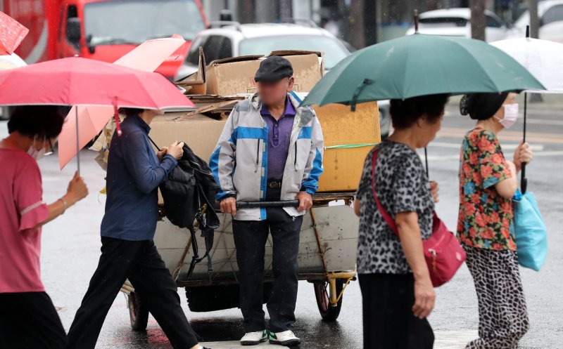 [서울=뉴시스] 김명년 기자 = 수요일인 20일은 전국 대부분 지역에 돌풍과 천둥·번개를 동반한 강한 비가 내리겠다. 사진은 지난 13일 오후 서울 시내 한 대로변에서 노인이 폐지를 리어카에 싣고 발걸음을 재촉하고 있는 모습. 2023.09.13. kmn@newsis.com