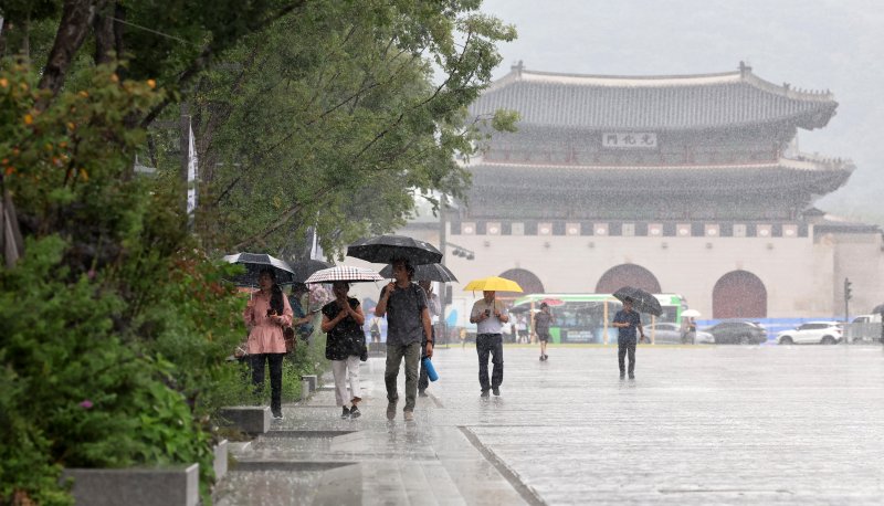 가을비가 내리는 서울 종로구 광화문 광장에서 시민들이 우산을 쓴 채 발걸음을 옮기고 있다. 2023.9.13/뉴스1 ⓒ News1 김성진 기자