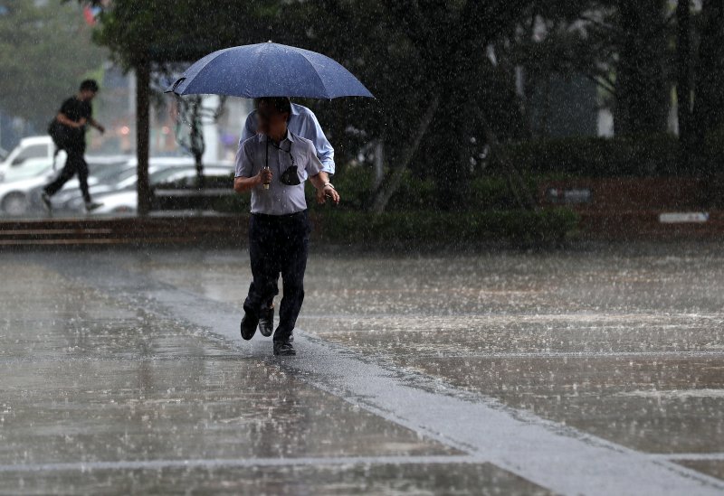 비가 내리는 9월1일 오후 부산 해운대구 벡스코 야외광장에서 우산을 쓴 시민들이 발걸음을 옮기고 있다. 2023.9.1/뉴스1 ⓒ News1 윤일지 기자