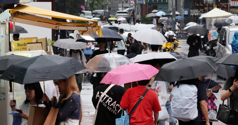 가을비가 내리는 13일 오후 서울 마포구 홍대입구역 사거리에서 우산을 쓴 시민들이 발걸음을 재촉하고 있다. 2023.9.13/뉴스1 ⓒ News1 이동해 기자