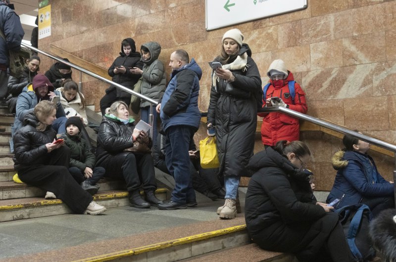 [키이우=AP/뉴시스]유럽연합 집행위원회가 19일(현지시간) 성명을 통해 우크라이나를 탈출한 사람들에 대한 임시 보호를 추가로 연장할 것을 제안했다. 사진은 올해 1월 우크라이나 키이우에서 러시아의 미사일 공격이 가해지는 동안 지하철역 대피소에 사람들이 모여있는 모습. 2023.09.19.