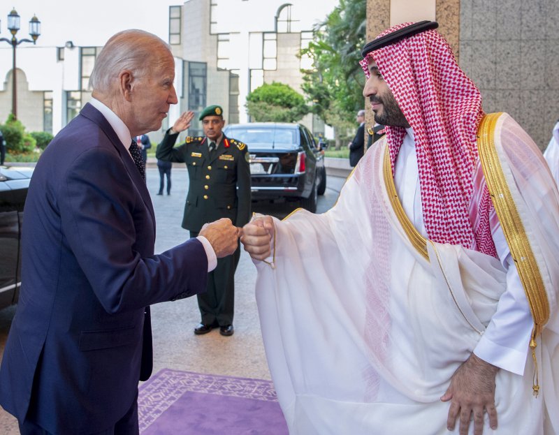 [제다(사우디)=AP/뉴시스]미국 정부가 사우디아라비아와 방위조약 체결을 협의하고 있다고 뉴욕타임스(NYT)가 19일(현지시간) 보도했다. 사진은 무함마드 빈 살만 사우디 왕세자가 2022년 7월 제다의 알살람 궁에 도착한 조 바이든 대통령을 맞이하는 모습. 2023.09.19.