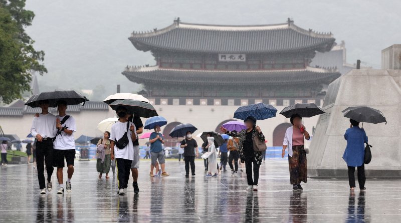 가을비가 내리는 13일 서울 종로구 광화문 광장에서 시민들이 우산을 쓴 채 발걸음을 옮기고 있다. 2023.9.13/뉴스1 ⓒ News1 김성진 기자