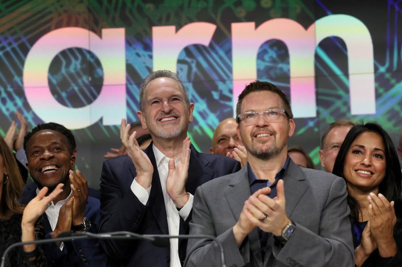 르네 하스 CEO 등 ARM 경영진들이 14일(현지시간) 뉴욕증시에서 회사의 IPO를 축하하고 있다. 왼쪽에서 두번째가 하스 CEO. ⓒ 로이터=뉴스1 ⓒ News1 박형기 기자