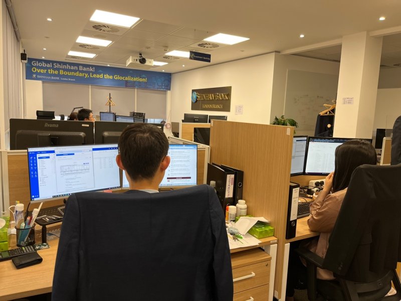 신한은행 런던지점 직원들이 업무를 보고 있다. /뉴스1 ⓒ News1 신병남 기자