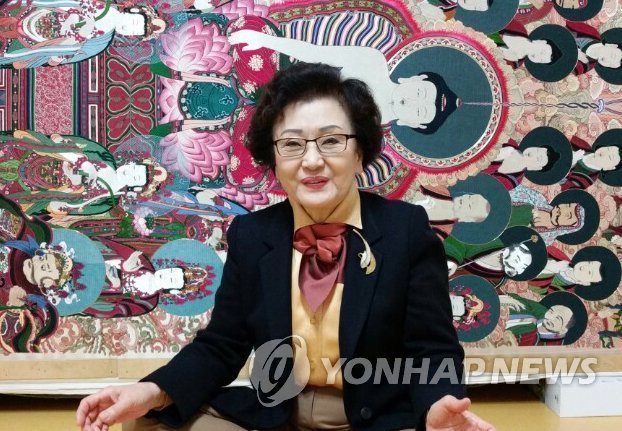 국가무형문화재 제80호 자수장 최유현 씨 자수장 최유현 부산대 석좌교수 (부산=연합뉴스) 심수화 기자 = 중요무형문화재 제80호 자수장(刺繡匠) 최유현(78·여)씨. 부산대 객원교수로 활동해온 최 자수장이 최근 이 대학 석좌교수로 위촉을 받아 대학원생 등을 지도하고 있다. 2014.11.10 ccho@yna.co.kr(끝)