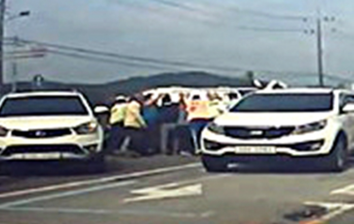 도로에 넘어진 차량 옮기는 경찰관과 시민들. 경기 이천경찰서