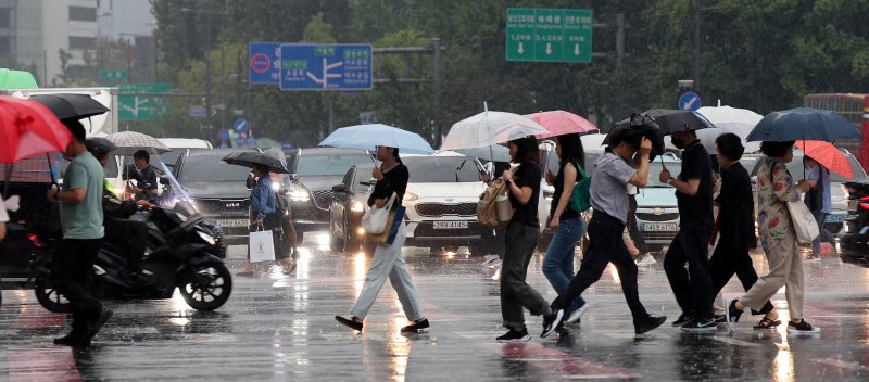 가을장마가 이어진 30일 오후 서울 광화문네거리에서 우산 쓴 시민들이 발걸음을 재촉하고 있다. 2023.8.30/뉴스1 ⓒ News1 박지혜 기자