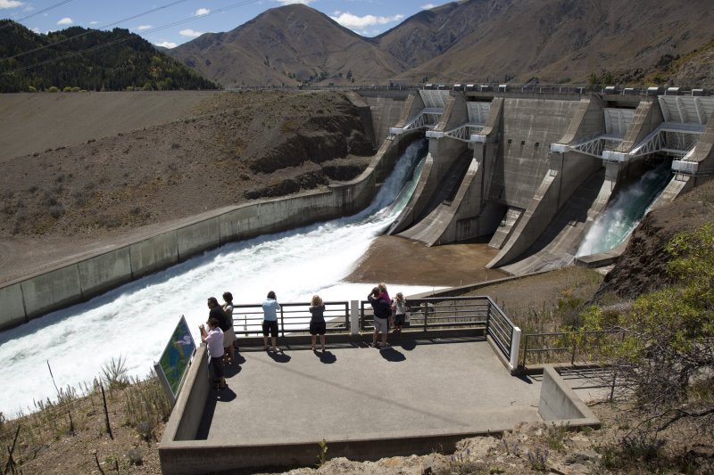 [AP/뉴시스]뉴질랜드 와이타키 계곡에 수력 발전을 위해 건설된 벤모어 댐이 2009년 1월19일 물을 흘려보내고 있다. 뉴질랜드 정부는 8일 미국의 거대 투자회사 블랙록과 협력, 100% 재생 가능한 에너지로 전력망을 가동하는 세계 최초의 국가가 될 것이라고 말했다. 2023.09.20.