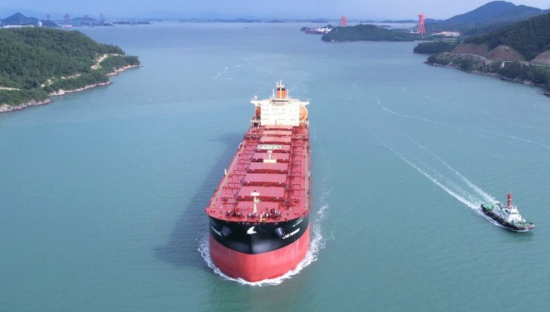[서울=뉴시스]HD한국조선해양은 최근 H-LINE해운의 18만 톤급 LNG 추진 벌크선에 AI기반 기관자동화솔루션을 탑재 후 인도했다고 지난 8월 밝혔다. 이 선박은 전남 영암 현대삼호중공업에서 건조됐다.(사진=HD현대 제공)