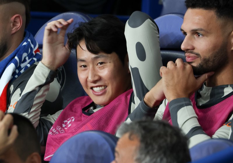 19일(현지시간) 프랑스 파리 파르크 데 프랭스에서 열린 파리 생제르맹(PSG) 대 보루시아 도르트문트(독일)의 유럽축구연맹(UEFA) 챔피언스리그 조별리그 F조 경기에서 PSG 이강인(왼쪽)이 벤치에 앉아있다. 2023.9.20/뉴스1 ⓒ News1 이준성 기자
