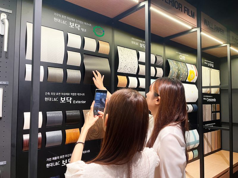 고객들이 현대L&C 전시장에서 친환경 가구용 R-PET 필름을 둘러보고 있다. 현대L&C 제공.