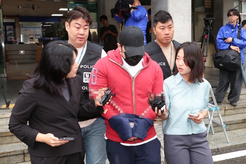 지난달 마약 모임에 참석한 경찰관이 추락해 숨진 사건과 관련해 마약모임 장소를 제공한 혐의를 받는 아파트 세입자 정모(45)씨가 20일 오전 서울 용산경찰서에서 검찰로 송치되고 있다.