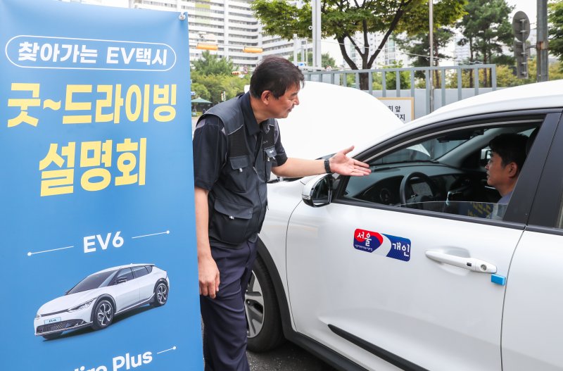 기아는 20일 전기차 택시 고객 대상 안전 교육 프로그램 '찾아가는 EV 택시 굿 드라이빙' 개최한다고 밝혔다.