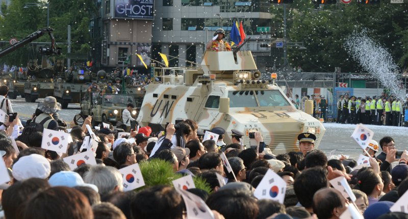 건군 제65주년을 맞아 10년만에 최대 규모의 국군의 날 행사가 벌어진 지난 2013년 10월 1일 오후 군장병들이 서울 숭례문에서 세종로까지 시가행진을 벌이고 있다. 사진=뉴스1