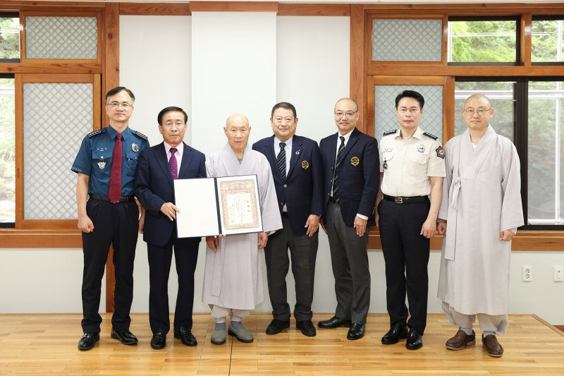 일본 스카우트 연맹 이데타 유키노리 대표 일행이 단양군과 구인사를 방문해 감사패를 전달했다.