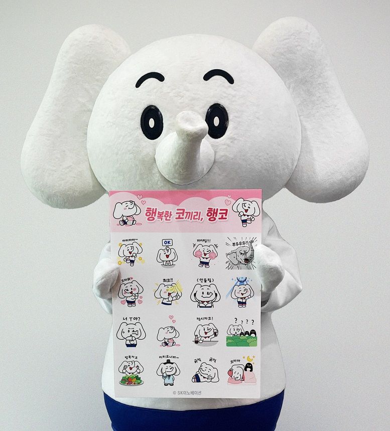 SK이노베이션 '행복 코끼리'(행코)가 지난 18일 공식 출시된 카카오톡 이모티콘을 소개하고 있다. SK이노베이션 제공