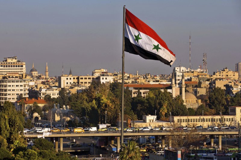 [다마스쿠스(시리아)=AP/뉴시스] 시리아 경제가 12년간의 내전으로 극심한 위기에 빠져 국민 90%이상이 빈곤층으로 전락했다고 유엔이 발표했다. 사진은 2023년 6월 29일 시리아 국기가 걸려있는 다마스쿠스의 한 교량과 차량 행렬. 2023.09.20.