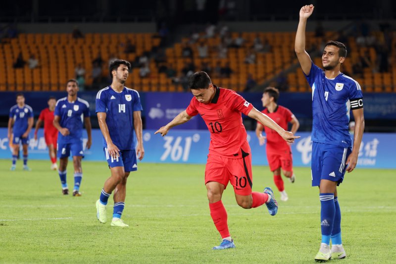 19일 오후 중국 저장성 진화시 스포츠 센터 스타디움에서 열린 2022 항저우 아시안게임 남자 축구 E조 조별리그 1차전 대한민국과 쿠웨이트의 경기에서 조영욱이 슛을 성공시킨 뒤 기뻐하고 있다. 2023.9.19/뉴스1 ⓒ News1 민경석 기자