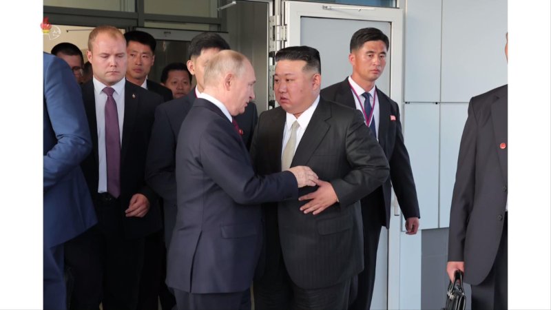 [서울=뉴시스]김정은 북한 국무위원장이 지난 13일 러시아 블라디미르 푸틴 대통령과 연회를 마친 뒤 작별하는 모습을 조선중앙TV가 14일 보도하고 있다. (사진=조선중앙TV 캡쳐) 2023.09.14. photo@newsis.com *재판매 및 DB 금지