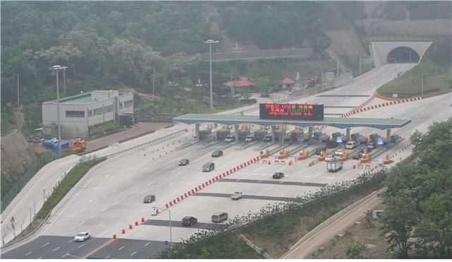 인천지역 민자터널인 원적산 터널과 만월산 터널이 추석 연휴기간 통행료가 면제된다. 사진은 만월산터널 전경. 인천시 제공.