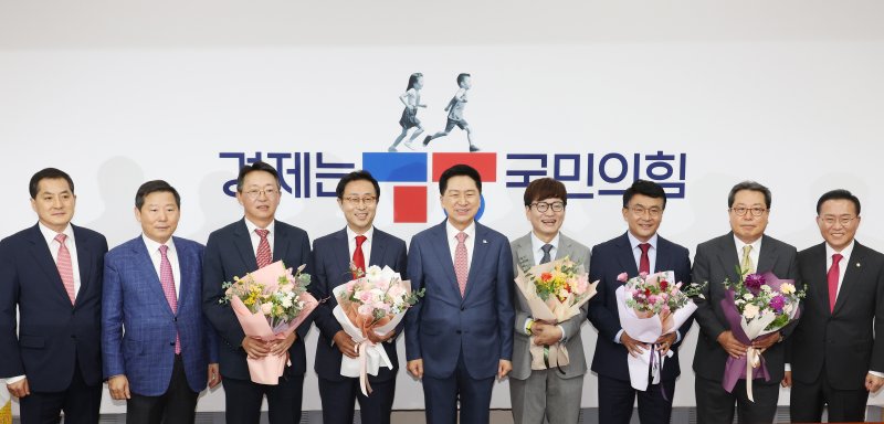 20일 국회에서 열린 국민의힘 입당 환영식에서 김기현 대표와 윤재옥 원내대표가 이날 입당한 인사들과 기념사진을 찍고 있다. 왼쪽 세번째부터 김현준 전 국세청장, 박영춘 전 SK그룹 부사장, 김 대표, 개그맨 출신 김영민 씨, 고기철 전 제주경찰청장, 조광한 전 남양주 시장, 윤 원내대표. 사진=연합 지면화상