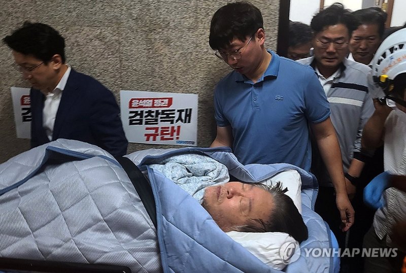 단식 중이던 이재명 더불어민주당 대표가 지난 18일 건강 악화로 국회에서 병원으로 후송되고 있다. 연합뉴스