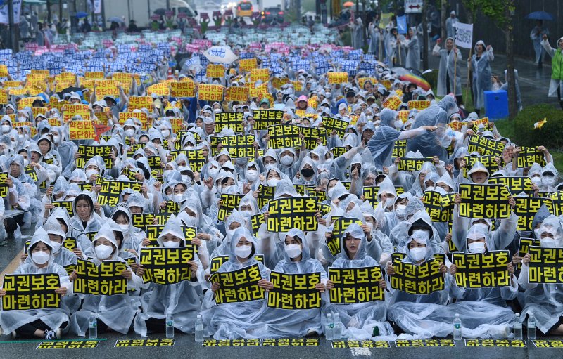 20일 오후 세종시 어진동 보건복지부 앞에서 세종시어린이집연합회 주최로 열린 교권보호 결의대회에 참석한 어린이집 선생님들이 세종시에서 일어난 일명 ‘기저귀 똥 싸대기’ 관련 사건을 규탄하며 구호를 외치고 있다.2023.9.20/뉴스1 ⓒ News1 김기남 기자