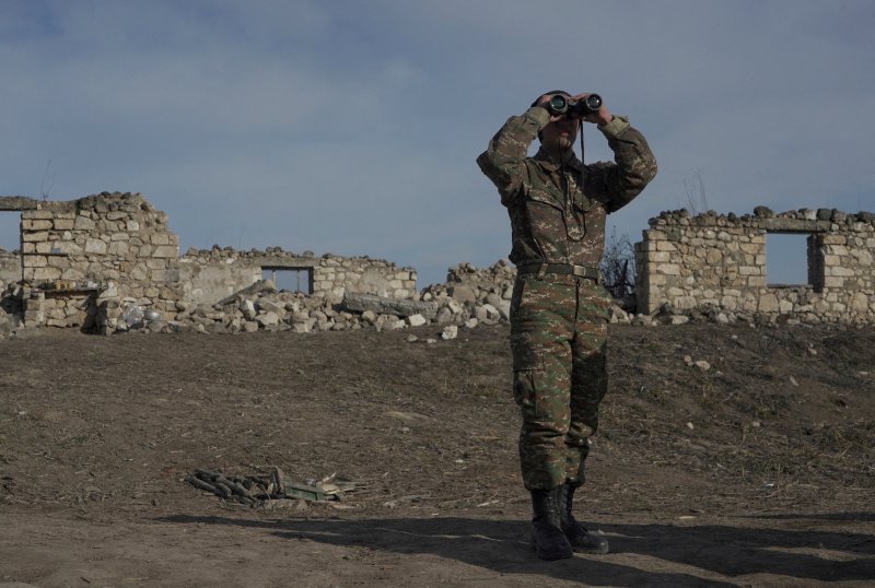 19일(현지시간) 아제르바이잔이 아르메니아와 분쟁 중인 나고르노-카라바흐 지역에서 자국민들이 공격받아 사망했다며 군사 작전을 강행했다. 사진은 해당 지역에서 정찰 충인 아르메니아 군인. 2021.01.11/ ⓒ 로이터=뉴스1 ⓒ News1 박재하 기자