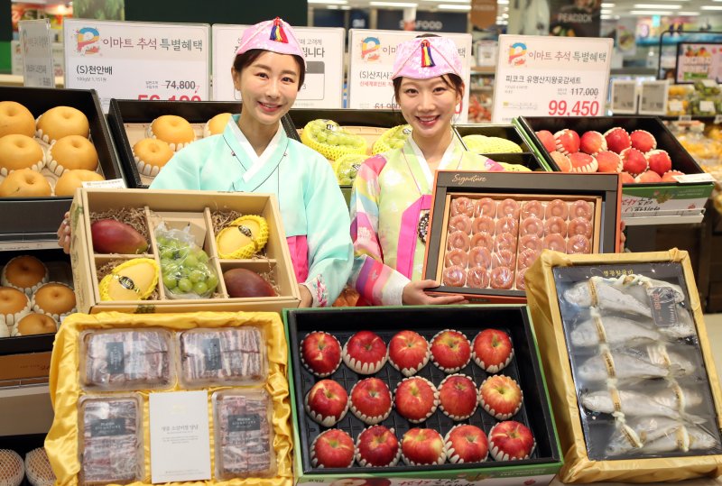 지난 18일 오전 이마트 용산점에서 모델들이 추석 선물세트를 소개하고 있다. 이마트는 추석 명절을 앞두고 19일부터 추석 당일인 29일까지 추석 선물세트 본 판매를 진행한다. 이마트 제공