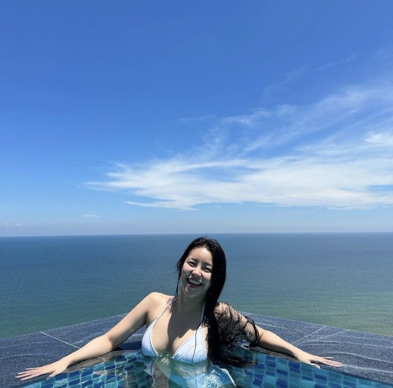 "눈을 못 떠요"…이규한♥브브걸 유정, 과감한 수영장 '럽스타'