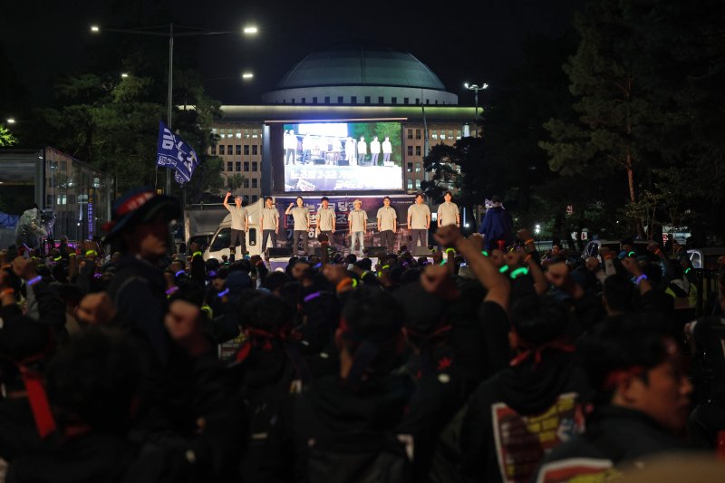 “국회 포위하자” 1만 금속노조 집결..경제계, "하필 이 시기에" 우려