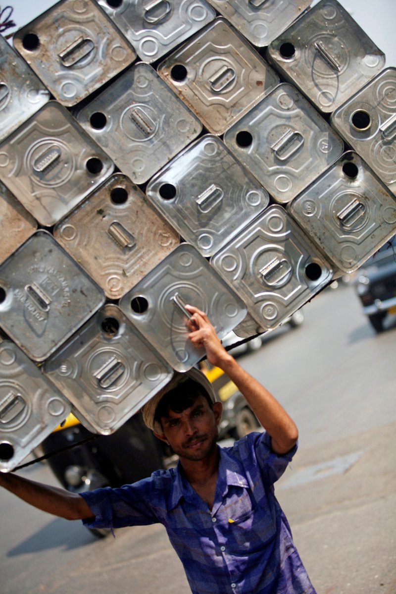 미국 상무부가 5일(현지시간) 한국, 중국, 캐나다, 독일 등 4개국 양철제품에 덤핑 판정을 내렸다. 2007년 2월 23일 인도 뭄바이에서 한 노동자가 양철깡통을 운반하고 있다. 로이터뉴스1