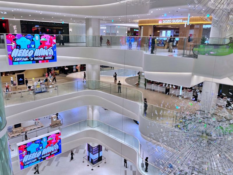 '도심 속 편안한 감성 쇼핑몰'을 콘셉트로 디자인 된 롯데몰 웨스트레이크 하노이 내부 전경.