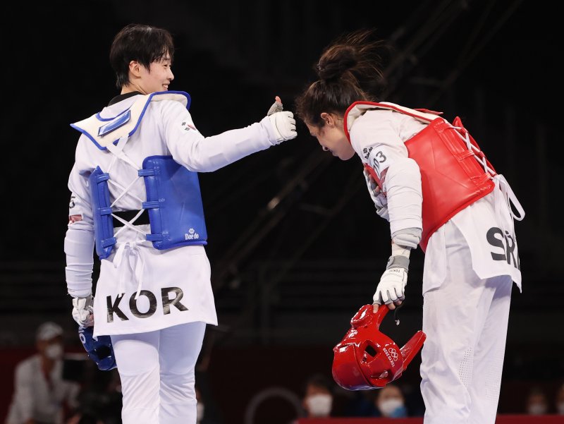 태권도 이다빈이 27일 오후 일본 지바현 마쿠하리 메세 A홀에서 열린 '2020 도쿄올림픽' 67kg급 여자 태권도 결승전에서 세르비아의 밀리차 만디치의 경기에서 엄지를 치켜세우고 있다. 2021.7.27/뉴스1 ⓒ News1 송원영 기자