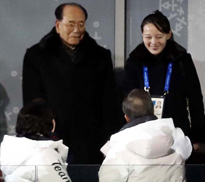 [평창=뉴시스]추상철 기자 = 2018년 2월9일 문재인 당시 대통령과 부인 김정숙 여사가 강원 평창올림픽플라자에서 열린 평창동계올림픽 개회식에서 김여정 북한 노동당 중앙위 제1부부장과 김영남 최고인민회의 위원장과 인사 하며 웃고 있다. 2023.09.21. scchoo@newsis.com /사진=뉴시스