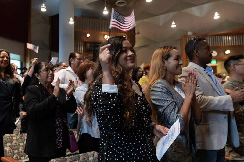 지난해 9월 20일(현지시간)미국 캘리포니아주 로스앤젤레스에서 열린 미국 시민권 취득 기념식이 열리고 있다. 참석자들이 미국 시민으로서 서약을 한 뒤 성조기를 흔들고 있다. EPA연합뉴스