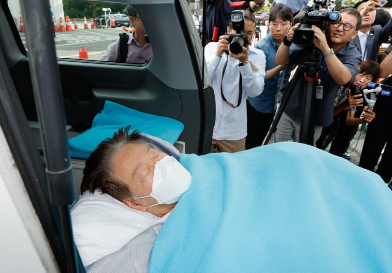 이재명 더불어민주당 대표가 지난 18일 오전 서울 가톨릭대학교 여의도 성모병원 응급실에서 녹색병원으로 이송되고 있다. 2023.9.18/뉴스1 ⓒ News1 안은나 기자