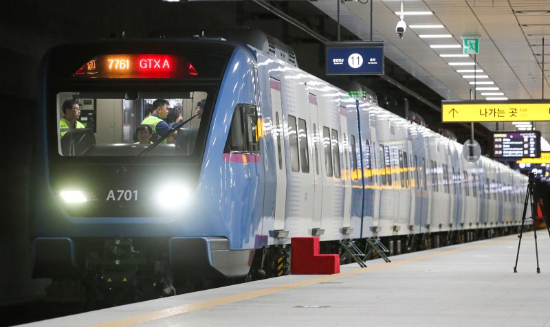 지난달 21일 서울 강남구 수서역 SRT 승강장에서 GTX-A 철도차량이 동탄 구간까지 시운전 되고 있다. 뉴시스