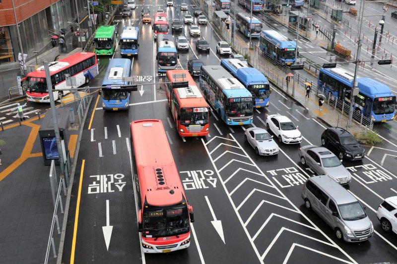 [서울=뉴시스] 조성우 기자 = 지난 8월11일 서울 중구 서울역 인근에서 버스가 이동하고 하고 있다. 2023.08.11. xconfind@newsis.com /사진=뉴시스