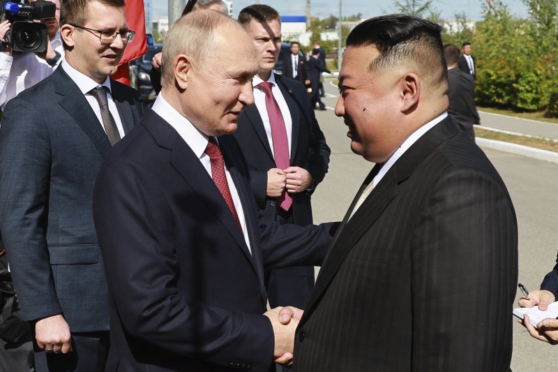 13일(현지시간) 오후 러시아 극동 아무르주에 위치한 보스토치니 우주기지에서 김정은(오른쪽)과 블라디미르 푸틴 러시아 대통령이 만나 악수하고 있다. 사진=뉴시스