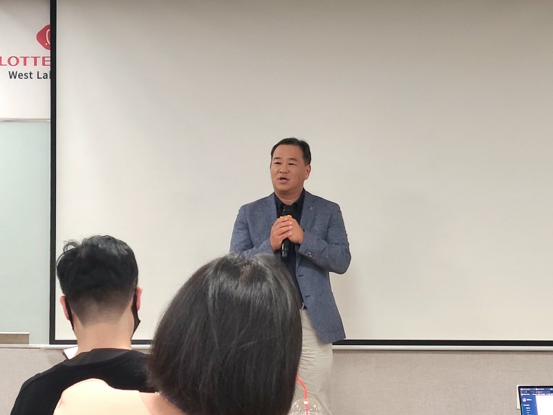 김상현 롯데유통군 부회장이 20일 베트남 롯데몰 웨스트레이크 하노이에서 열린 브리핑에서 인사말을 하고 있다. 2023.9.20/뉴스1 ⓒ News1