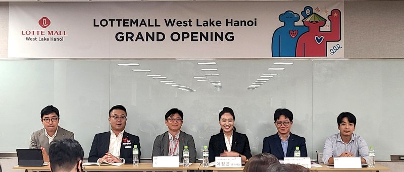 왼쪽부터 김준영 롯데프라퍼티스 하노이 법인장, 최용현 롯데몰 웨스트레이크 점장, 박창열 롯데마트 베트남 법인장, 이정은 L7 바이 롯데 웨스트레이크 하노이 총지배인, 박재성 롯데월드 아쿠아리움 하노이 법인장, 김두진 롯데시네마 웨스트레이크 팀장. 2023.9.20/뉴스1 ⓒ News1