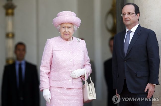 2014년 6월 프랑스 국빈방문 때의 엘리자베스 2세 여왕과 프랑수아 올랑드 프랑스 대통령 [EPA=연합뉴스 자료사진]