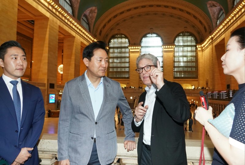 오세훈 서울시장이 20일(현시지간) 뉴욕 그랜드 센트럴 터미널에서 제임스 본 클렘퍼러 KPF 대표와 대화를 나누고 있다. (서울시 제공)