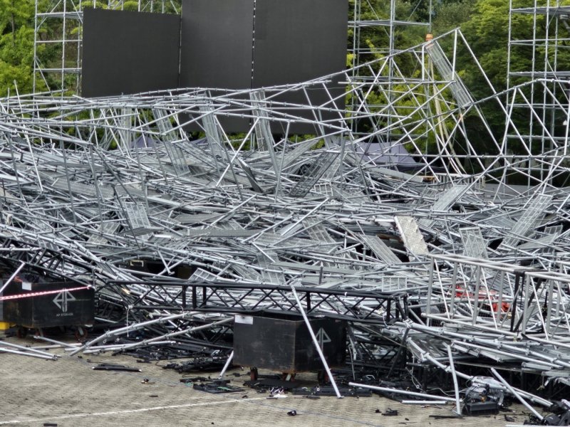 지난 20일 경기 하남시 미사경정공원 공연무대 설치 현장에서 구조물이 쓰러지면서 8명의 중경상자가 발생한 사고와 관련해 21일 오후 유관기관 합동감식이 진행됐다. 감식에는 경기남부청 과학수사대와 국립과학수사연구원, 고용노동부, 한국산업안전보건공단 등 유관기관 관계자 10여명이 참여했다. 경찰은 합동감식을 통해 무대 구조물이 붕괴된 원인이 무엇인지 규명할 방침이다. 사진은 사고현장 모습.2023.9.21/뉴스1 ⓒ News1 김평석 기자