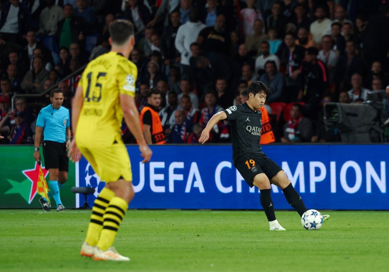 파리 생제르맹(PSG)의 미드필더 이강인이 19일(현지시간) 프랑스 파리 파르크 데 프랭스에서 열린 파리 생제르맹(PSG) 대 보루시아 도르트문트(독일)의 유럽축구연맹(UEFA) 챔피언스리그 조별리그 F조 경기에서 볼 컨트롤을 하고 있다. 2023.9.20/뉴스1 ⓒ News1 이준성 기자