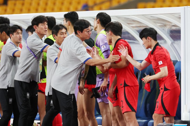 19일 오후 중국 저장성 진화시 스포츠 센터 스타디움에서 열린 2022 항저우 아시안게임 남자 축구 E조 조별리그 1차전 대한민국과 쿠웨이트의 경기에서 9 대 0으로 대승을 거둔 황선홍 감독이 엄원상과 인사를 나누고 있다. 2023.9.19/뉴스1 ⓒ News1 민경석 기자