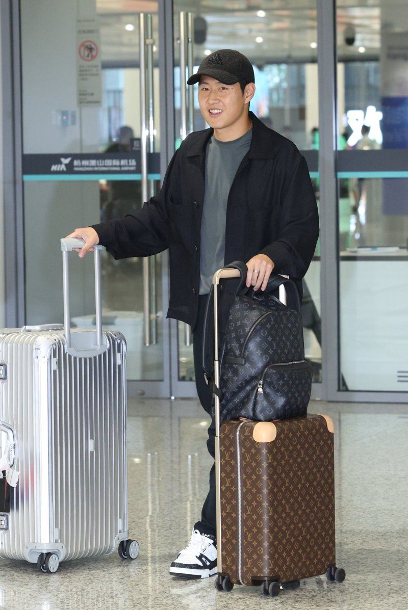 2022 항저우 아시안게임 축구대표팀 이강인이 21일 오후 중국 항저우 샤오산 국제공항을 통해 입국하고 있다. 이강인은 이날 귀국 직후 태국과의 조별리그 2차전 장소로 이동할 예정이다. 2023.9.21/뉴스1 ⓒ News1 신웅수 기자